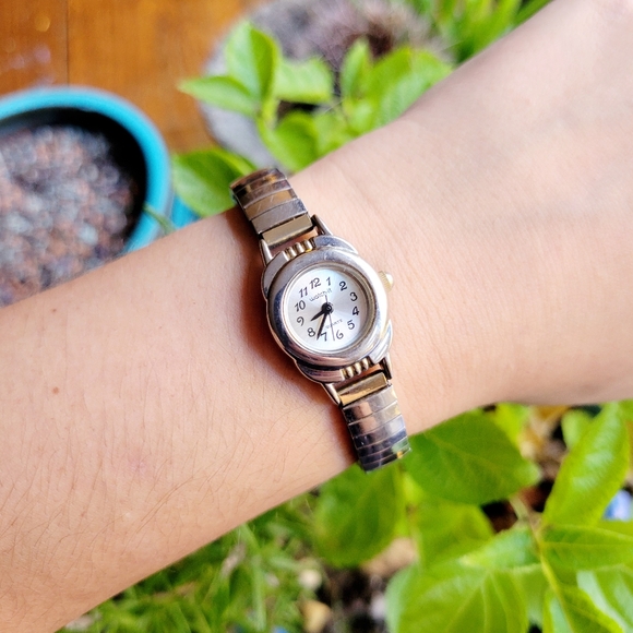 Vintage Watchit Classic Womens Womans Silver & Gold Analog Dainty Stretch Watch - Picture 6 of 6